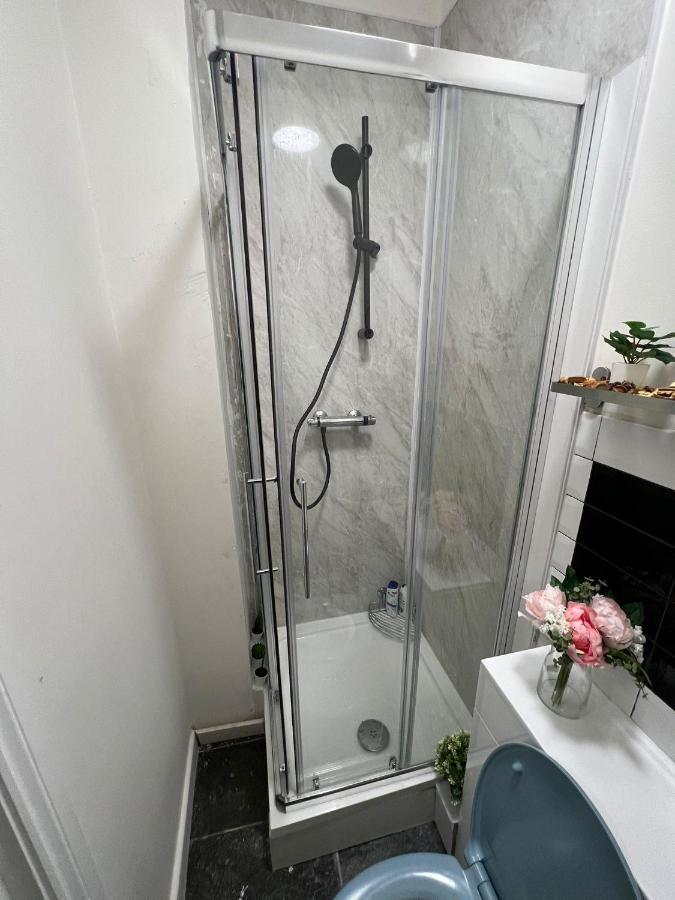 Lovely Apartment Close To Acton Central Station ロンドン エクステリア 写真