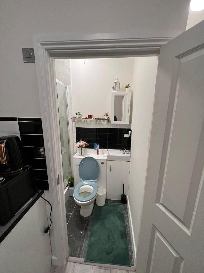 Lovely Apartment Close To Acton Central Station ロンドン エクステリア 写真